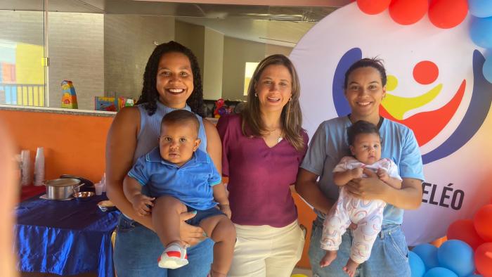 Legenda: Secretária Roberta Martins e comunidade comemoram a inauguração da creche